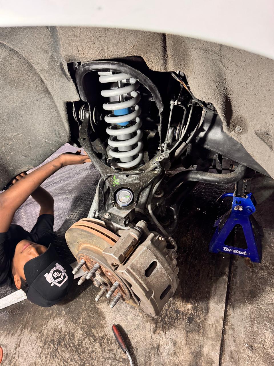 Instalación de suspensión Bilstein en vehículo blindado