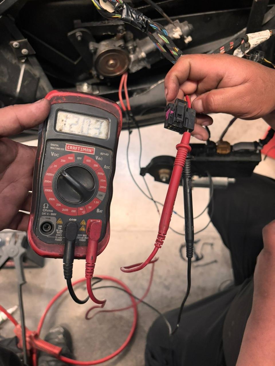 Reparación eléctrica en vehículo blindado